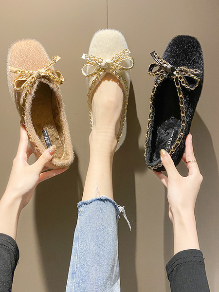 Modern női cipő puha borítással és fémlánccal