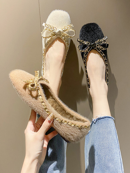 Modern női cipő puha borítással és fémlánccal