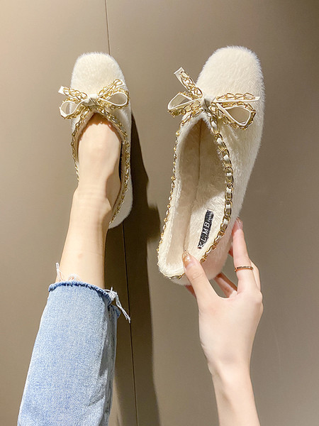 Modern női cipő puha borítással és fémlánccal