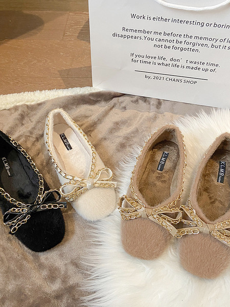 Modern női cipő puha borítással és fémlánccal