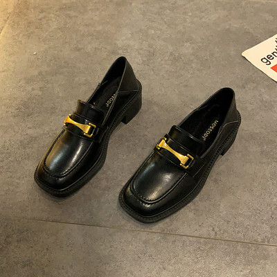 Eko bőrből készült női cipő fém elemmel