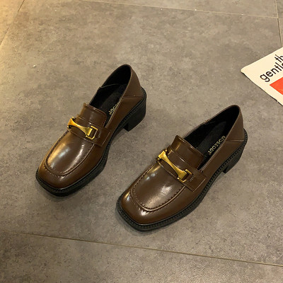 Eko bőrből készült női cipő fém elemmel