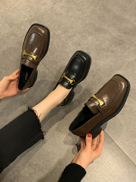 Eko bőrből készült női cipő fém elemmel