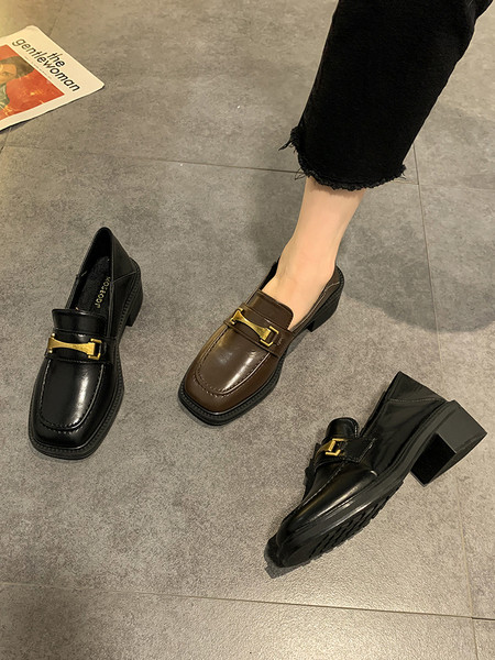 Eko bőrből készült női cipő fém elemmel