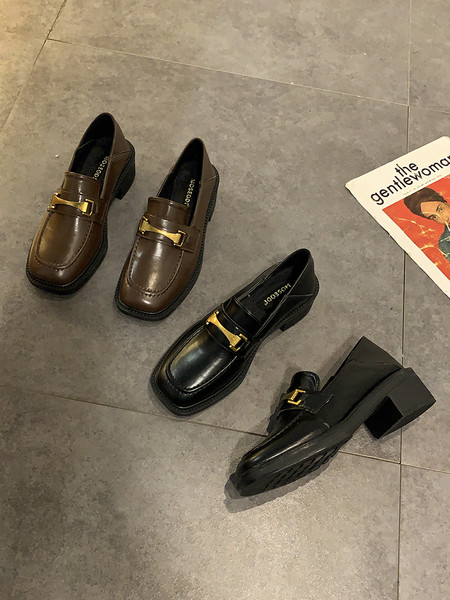 Eko bőrből készült női cipő fém elemmel