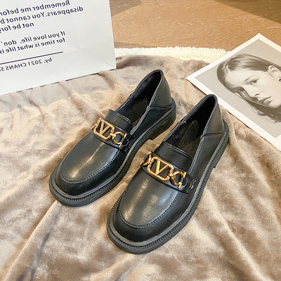 Ženske casual cipele od eko kože sa ravnim potplatom i metalnim elementima