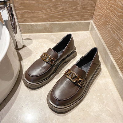 Ženske casual cipele od eko kože sa ravnim potplatom i metalnim elementima