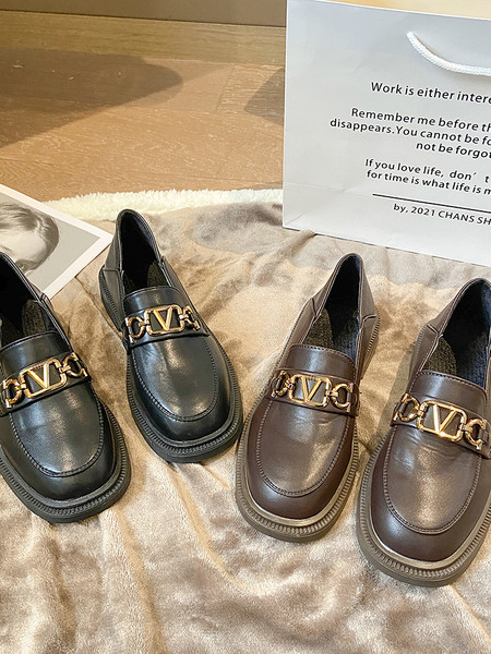 Ženske casual cipele od eko kože sa ravnim potplatom i metalnim elementima