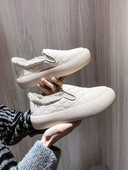 Alkalmi női cipő pehely és lapos talppal, fehér és fekete színben