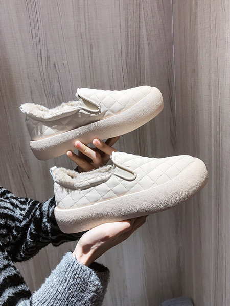 Alkalmi női cipő pehely és lapos talppal, fehér és fekete színben