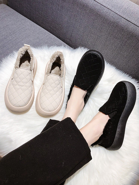 Alkalmi női cipő pehely és lapos talppal, fehér és fekete színben