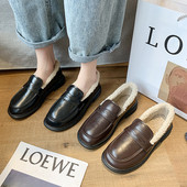 Γυναικεία έκο δερμάτινα παπούτσια με γούνα και επίπεδη σόλα