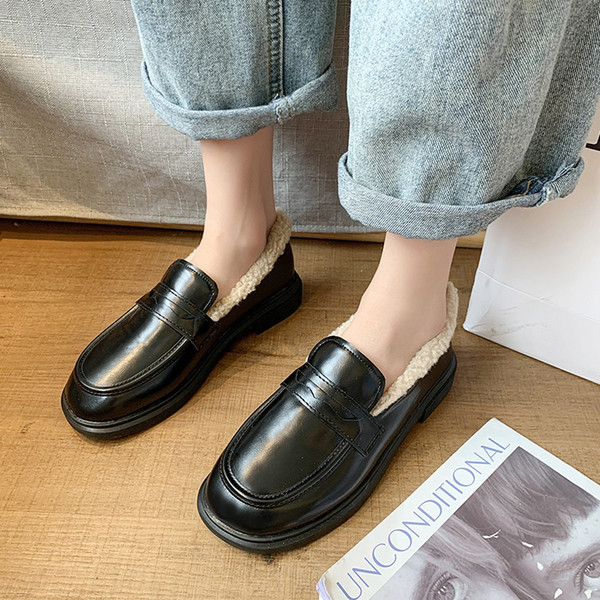 Γυναικεία έκο δερμάτινα παπούτσια με γούνα και επίπεδη σόλα