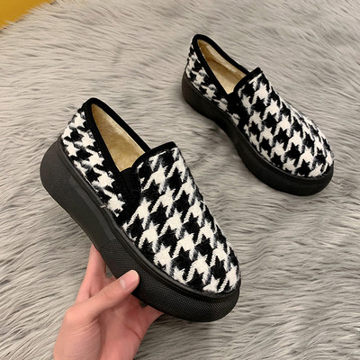 Lapos talpú női alkalmi cipő