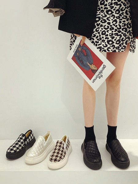 Lapos talpú női alkalmi cipő