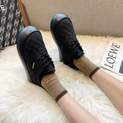 Női alkalmi cipő lapos talppal és fűzővel