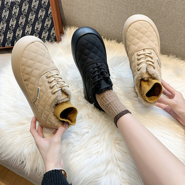 Női alkalmi cipő lapos talppal és fűzővel