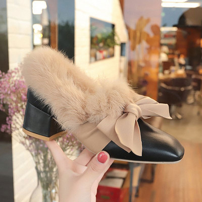 Új női cipőmodell pehelybéléssel és szalaggal