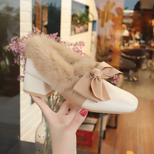 Új női cipőmodell pehelybéléssel és szalaggal