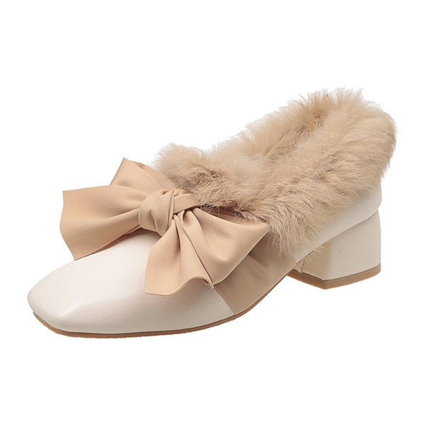 Új női cipőmodell pehelybéléssel és szalaggal