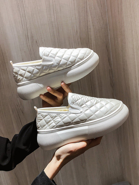 Téli alkalmi cipő meleg béléssel és lapos talppal