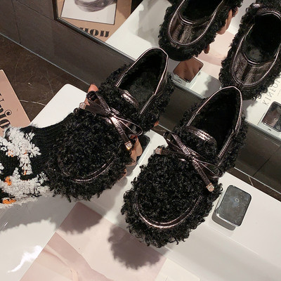 Női pehelycipő szalaggal és lapos talppal