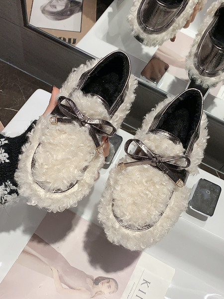 Női pehelycipő szalaggal és lapos talppal