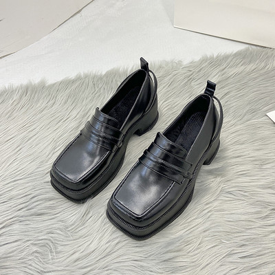 Eko bőrből készült tiszta női cipő új modellje, magas talppal