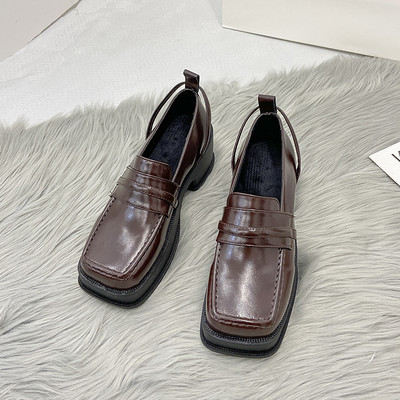 Eko bőrből készült tiszta női cipő új modellje, magas talppal