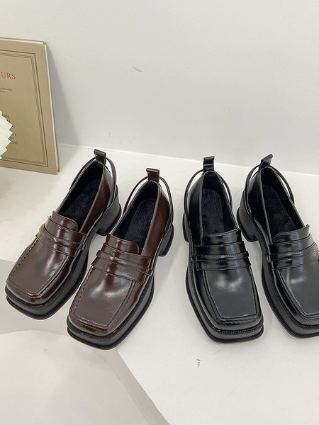 Eko bőrből készült tiszta női cipő új modellje, magas talppal