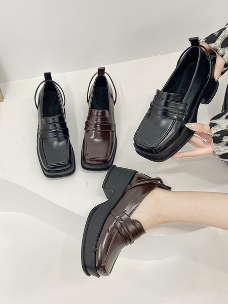 Eko bőrből készült tiszta női cipő új modellje, magas talppal