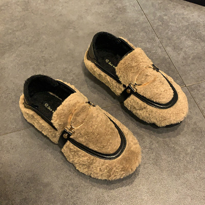 Női pehelycipő lapos talppal, fém elemmel