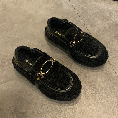 Női pehelycipő lapos talppal, fém elemmel