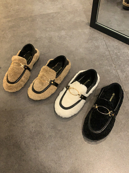 Női pehelycipő lapos talppal, fém elemmel