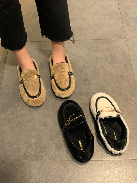 Női pehelycipő lapos talppal, fém elemmel