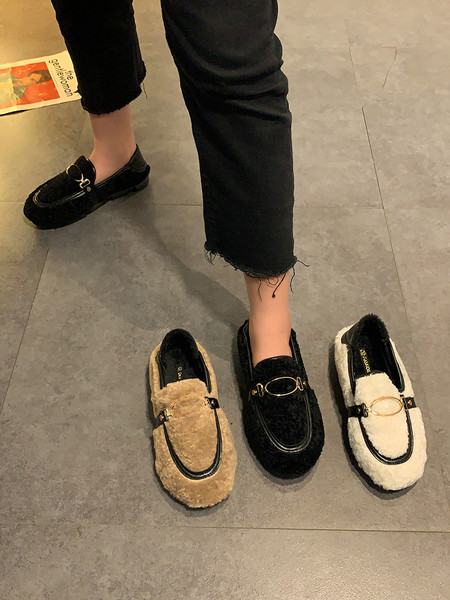 Női pehelycipő lapos talppal, fém elemmel