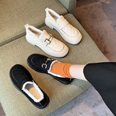 Női alkalmi cipő fém csattal, lapos talppal