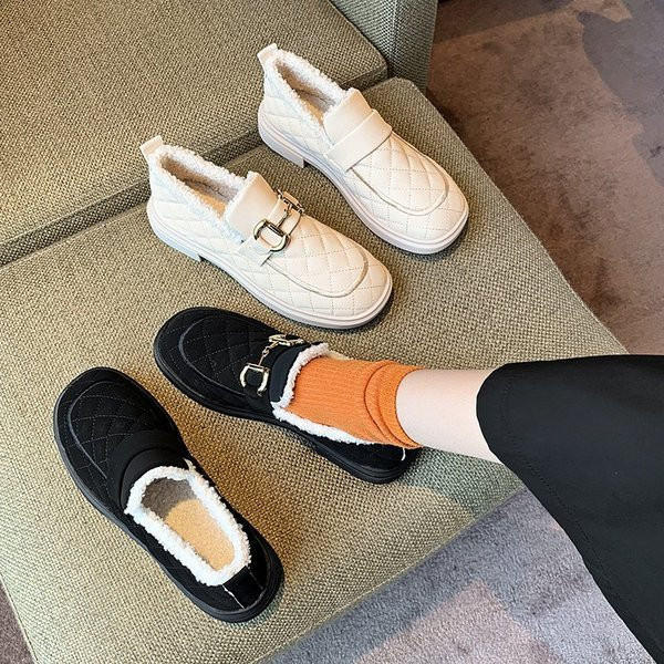 Női alkalmi cipő fém csattal, lapos talppal