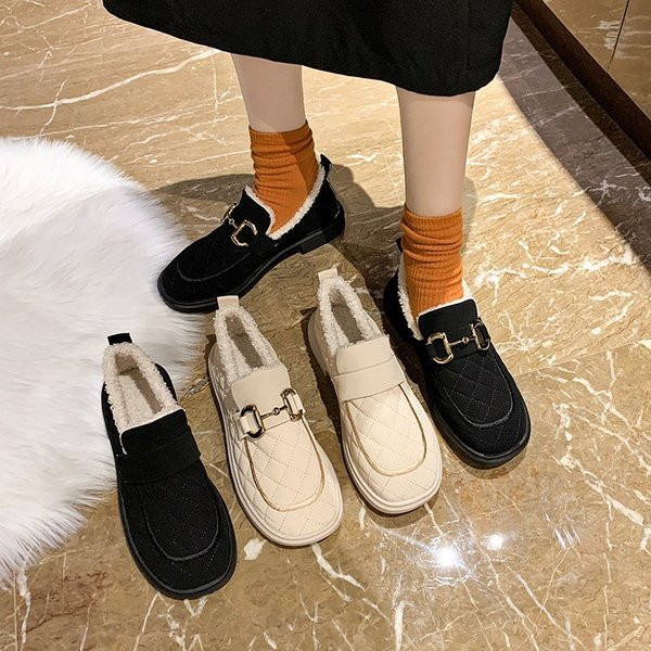 Női alkalmi cipő fém csattal, lapos talppal