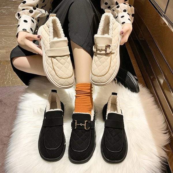 Női alkalmi cipő fém csattal, lapos talppal