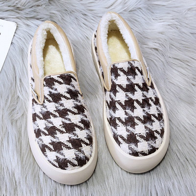 Lapos talpú kockás női cipő új modellje