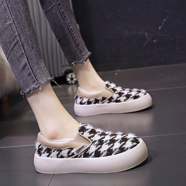 Lapos talpú kockás női cipő új modellje