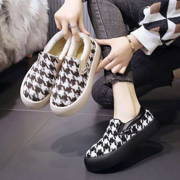 Lapos talpú kockás női cipő új modellje