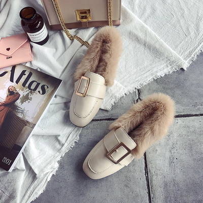 Női alkalmi cipő új modellje csattal és pihe-puha béléssel