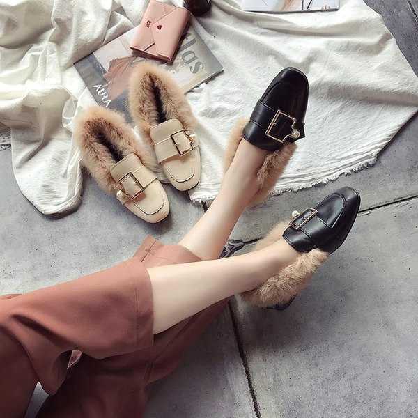 Női alkalmi cipő új modellje csattal és pihe-puha béléssel