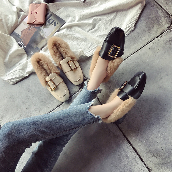 Női alkalmi cipő új modellje csattal és pihe-puha béléssel