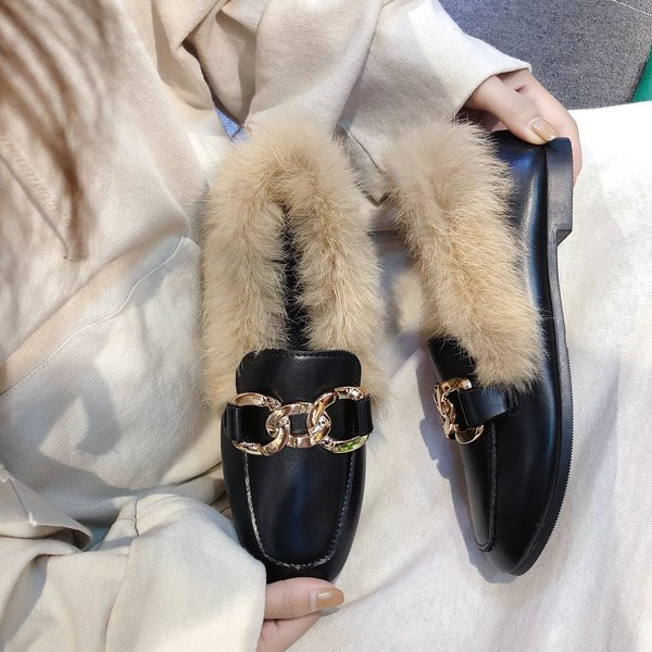 Női alkalmi cipő új modellje csattal és pihe-puha béléssel