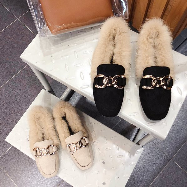 Női alkalmi cipő új modellje csattal és pihe-puha béléssel