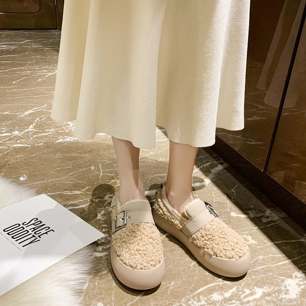 Aktuális női alkalmi cipő pehellyel