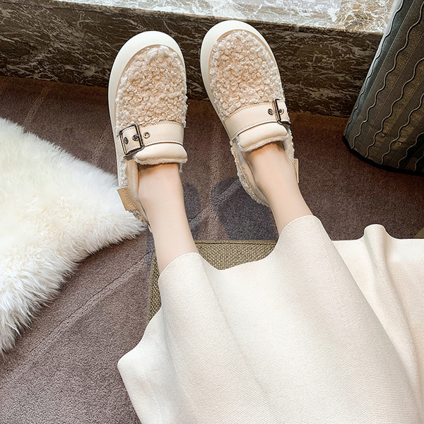 Aktuális női alkalmi cipő pehellyel